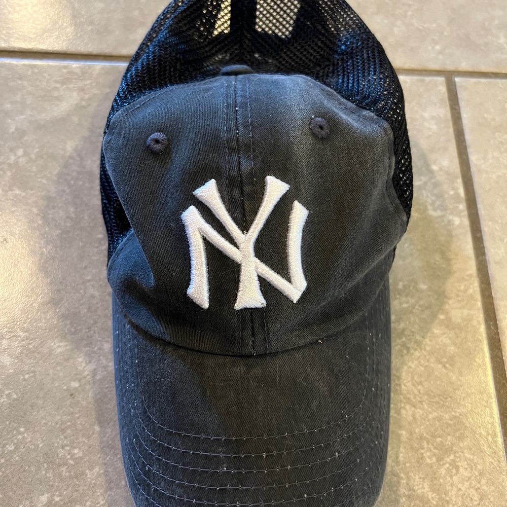 NY Yankees ball cap - charcoal, black